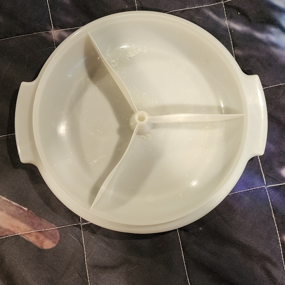 Tupperware Round Plastic Container - Picture 6 of 6